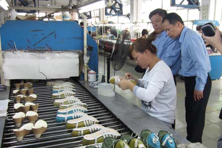 制鞋厂的工人使用含二氯乙烷的胶水粘鞋跟