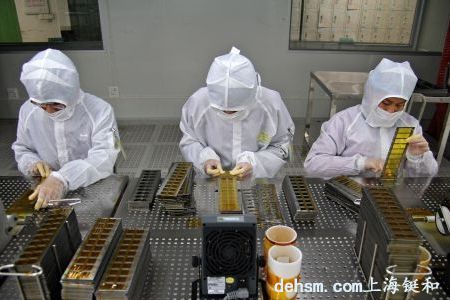 电子厂员工穿戴防静电服作业