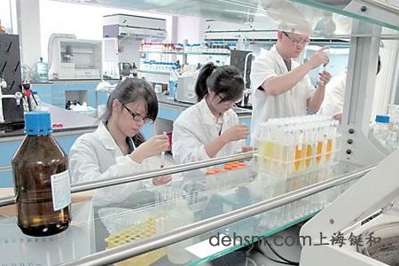 穿戴防护用品进行化学品实验