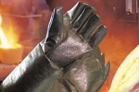 使用耐高温手套在炼钢厂作业