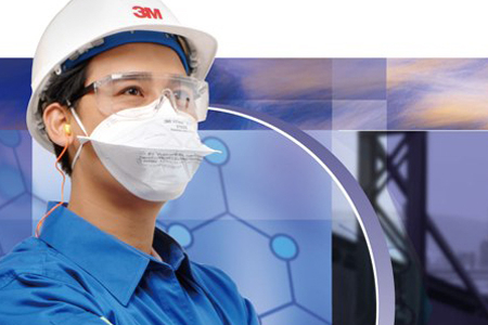 戴着防尘口罩作业的工人