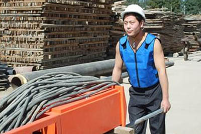 身穿降温背心正在户外建筑工地作业