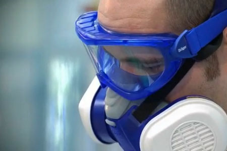使用自吸过滤式防毒面具进行化学实验