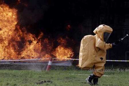 身着银色隔热服的灭火攻坚队员